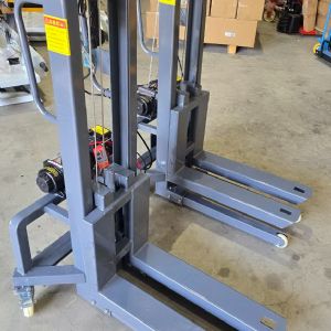 TIG啟思工業 堆高機/自動堆高機/隨車堆高機/隨車搬運機/喜目雷客車/拖板車/300KG堆高機