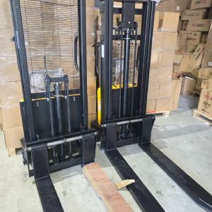 TIG啟思工業 電動堆高機/堆高機/半電動堆高機 1000KG 充電110V 另售 升降台車 捲揚機 吊車