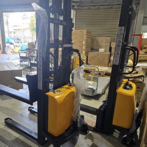 TIG啟思工業 電動堆高機/堆高機/半電動堆高機 1000KG 充電110V 另售 升降台車 捲揚機 吊車